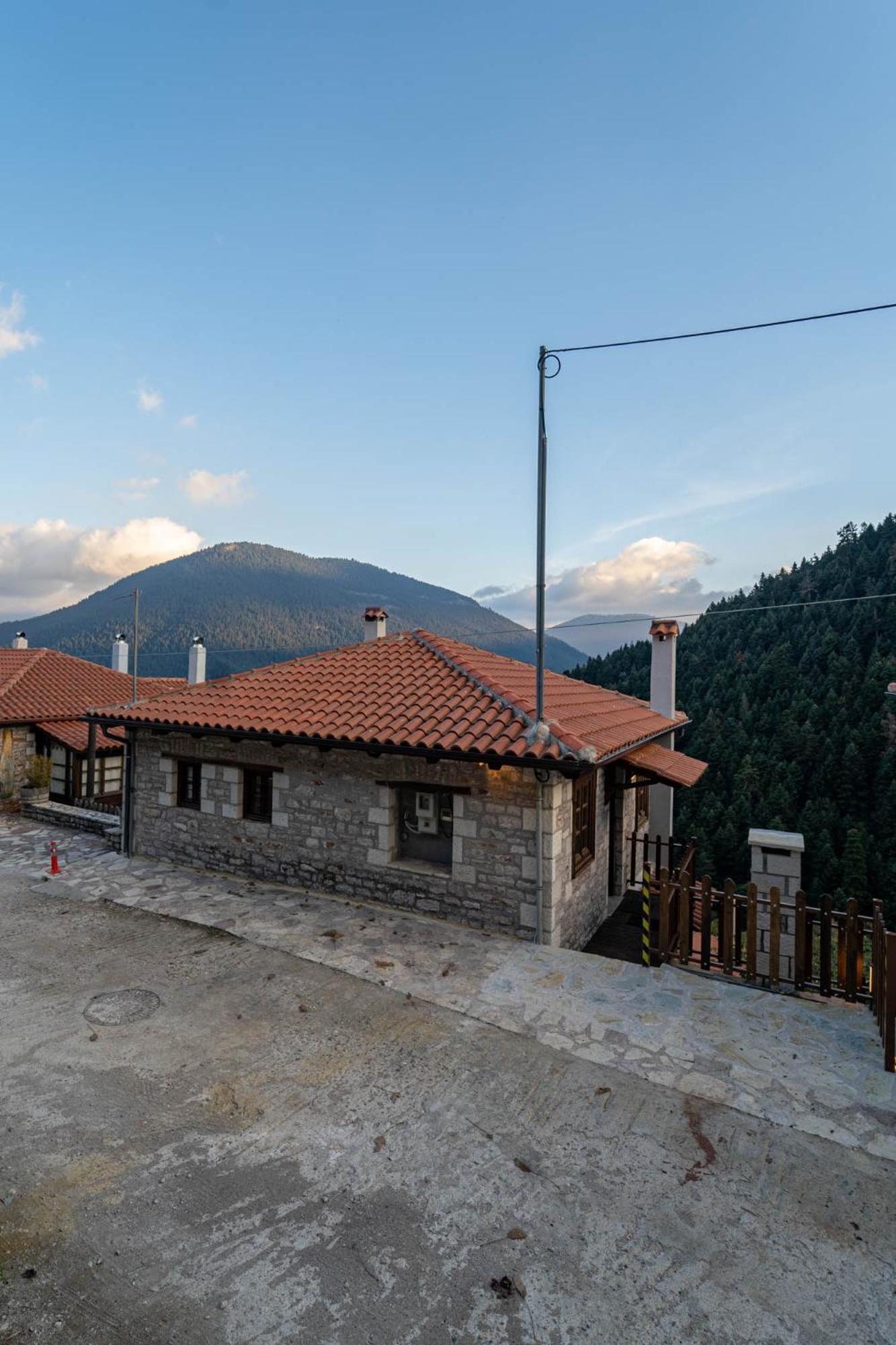 Villa Korfes-Κορφές Τριώροφη Βίλα Για Οικογένειες Και Παρέες 卡尔派尼西翁 外观 照片