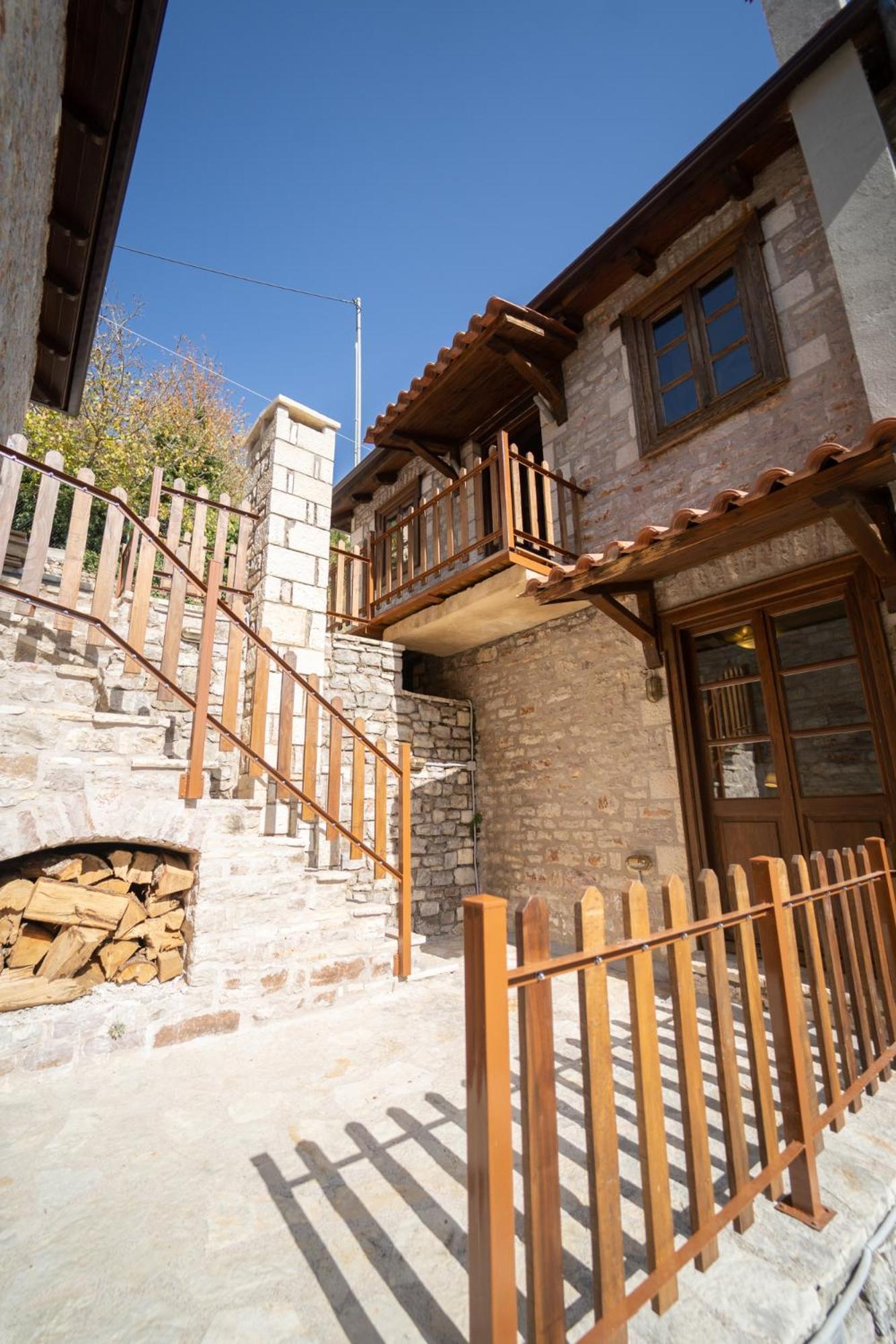 Villa Korfes-Κορφές Τριώροφη Βίλα Για Οικογένειες Και Παρέες 卡尔派尼西翁 外观 照片